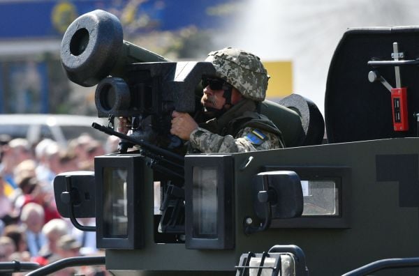 图为2018 年 8 月 24 日，在乌克兰首都基辅举行的独立日阅兵式上，一名乌克兰军人肩扛一枚标枪（Javelin）反坦克导弹站在一辆行进中的装甲运兵车（APC）上。那时是乌克兰脱离苏联独立 27 周年。（图片来源：GENYA SAVILOV/AFP via Getty Images）
