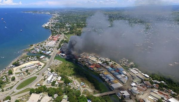 2021 年 11 月 25 日，所羅門群島霍尼亞拉的燃燒建築物冒出濃煙。