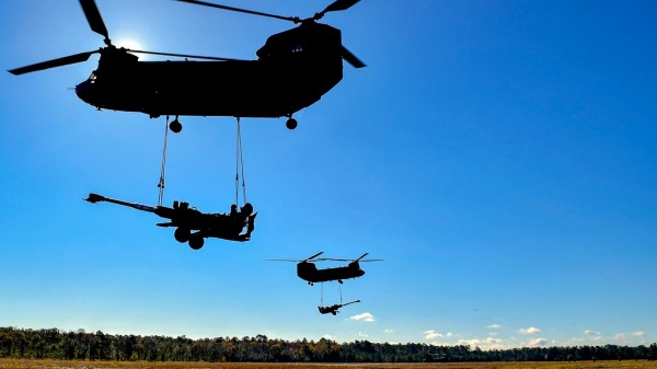 2018年12月11日在喬治亞州斯圖爾特堡，CH-47支奴干直升機正在運輸M777榴彈炮。