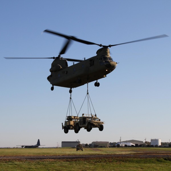 2013年11月美國第101空降師一架CH-47支奴干直升機，將一輛悍馬和AN/MPQ-64A哨兵雷達吊起。