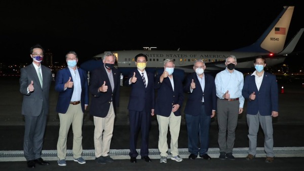 2022年4月14日（当地时间）傍晚，美国跨党派参众议员访问团飞抵台湾松山机场。（图片来源：蔡英文推特帐户）