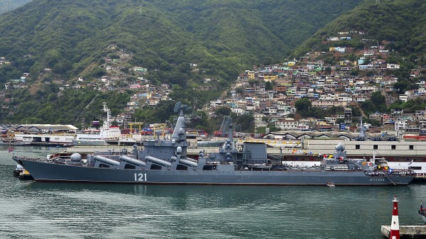 2013年8月27日，俄羅斯導彈巡洋艦「莫斯科號」在加拉加斯以北30公里處的拉瓜伊拉港。　