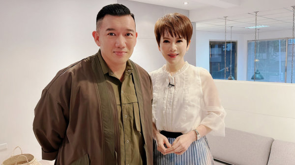 港星杜汶泽（左）接受“新闻高峰会”节目主持人陈雅琳（右）专访