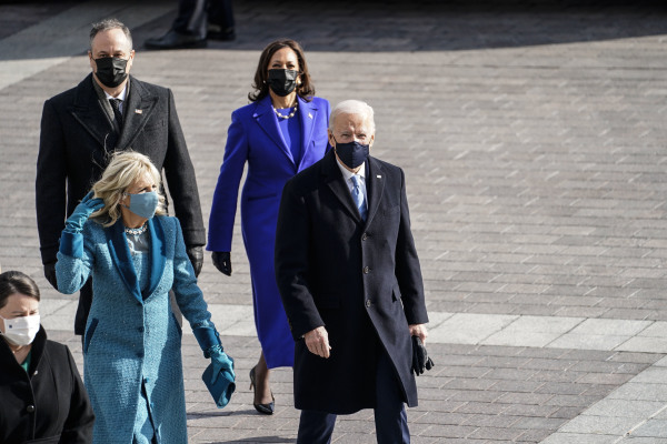图为2021 年 1 月 20 日，美国当选总统乔・拜登（Joe Biden）和妻子吉尔・拜登（Jill Biden）、当选副总统贺锦丽（Kamala Harris）和丈夫道格・埃姆霍夫（Doug Emhoff）到美国国会大厦出席就职典礼。（图片来源：Melina Mara-Pool/Getty Images）