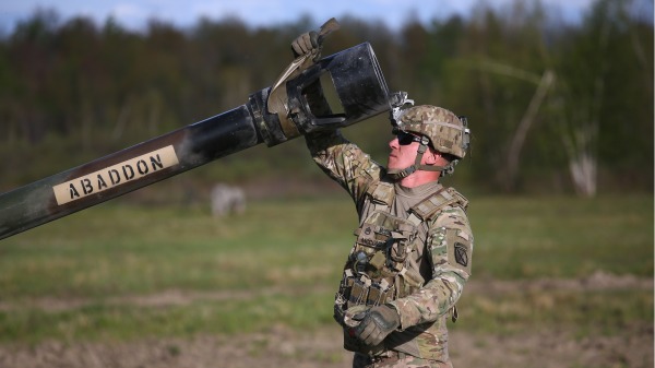 2016年5月18日，一名第 10 山地师士兵在纽约州德拉姆堡执行未来部署训练任务时检查 105 毫米榴弹炮的枪口。（图片来源：John Moore/Getty Images）
