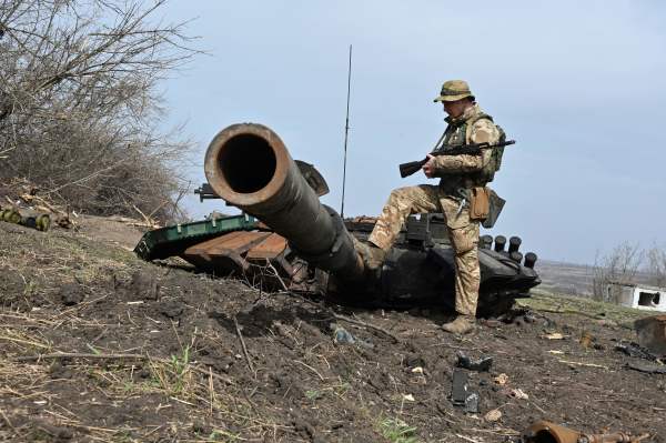 2022年4月1日，一名烏克蘭士兵在哈爾科夫以東的Mala Rogan村外檢查一輛被燒燬的俄羅斯坦克的殘骸。