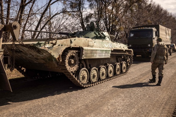 圖為2022 年 3 月 29 日，烏克蘭東北部靠近俄羅斯邊境的一個城市特羅斯蒂亞內茨 （Trostianets），一名烏克蘭軍人在一列被遺棄的俄羅斯坦克和軍用車輛旁邊走過。烏克蘭方面於 2022 年 3 月 26 日表示，烏克蘭部隊已經重新奪回了這座小鎮，這是一個多月前俄羅斯入侵烏克蘭後首批落入俄羅斯軍隊控制之下的烏克蘭邊境小鎮之一。（圖片來源：FADEL SENNA/AFP via Getty Images）