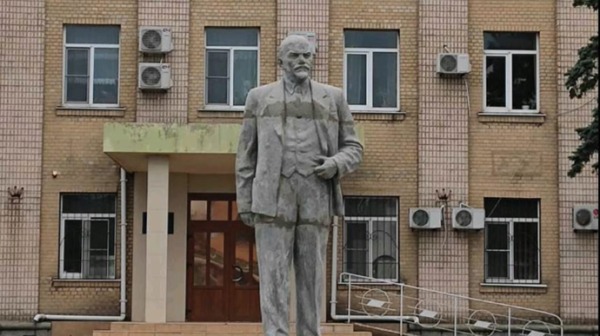 俄军占领的乌克兰赫尔松州赫尼切斯克市市政大楼前，列宁的雕像再次被矗立。