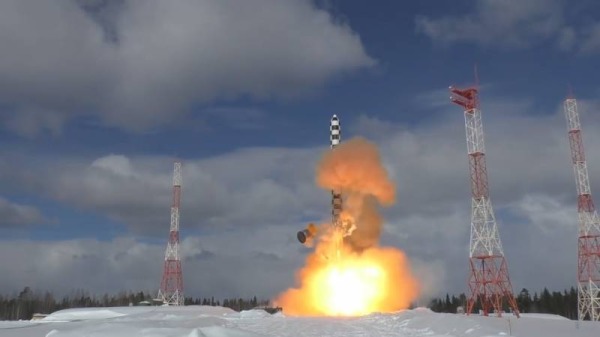 俄羅斯新型洲際彈道導彈「薩爾馬特-2」（Sarmat-2）發射升空瞬間。俄羅斯表示，該種洲際彈道導彈的飛行測試是於2021年開始，並於2022年完成。