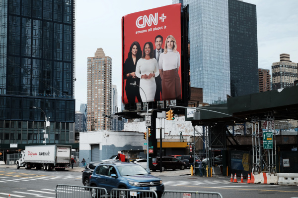 2022 年 4 月 21 日，在纽约市的曼哈顿街头，美国有线电视新闻（CNN）推出的串流媒体服务CNN+的巨大广告牌。同一天，在推出CNN+仅三周后，CNN 宣布月底关闭CNN+。（图片来源：Spencer Platt/Getty Images）