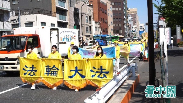 2022年4月23日下午，日本法輪功學員在東京的繁華區淺草舉行遊行，紀念1999年4月25日的和平請願。