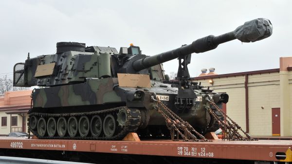 韩国首尔东南部卡罗尔营地（Camp Carroll）一辆美国陆军M109A6圣骑士（Paladin）155毫米榴弹炮等待运送。