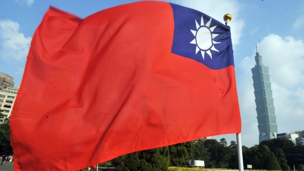 中華民國國旗在台北101旁飄揚。