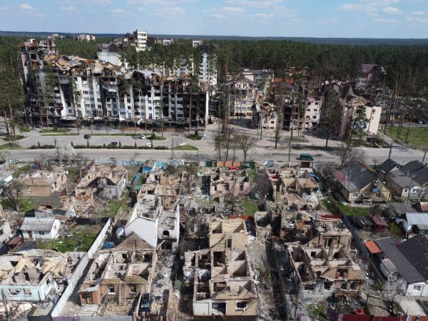 2022 年 4 月 24 日，烏克蘭首都基輔郊區西北部小鎮伊爾平（Irpin）的一張航拍圖，該小鎮在俄羅斯軍隊圍攻基輔期間受到俄軍砲擊，多處住宅被毀。（圖片來源：GENYA SAVILOV/AFP via Getty Images）