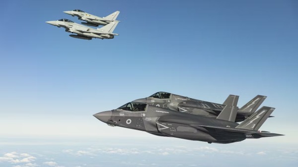 2022年3月5日，来自英国皇家空军的F-35A闪电和台风战机，正在波兰和罗马尼亚上空巡逻北约领空。