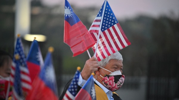 2022年1月，美国加州一位台湾人手持中华民国和美国国旗。（图片来源：ROBYN BECK/AFP via Getty Images）