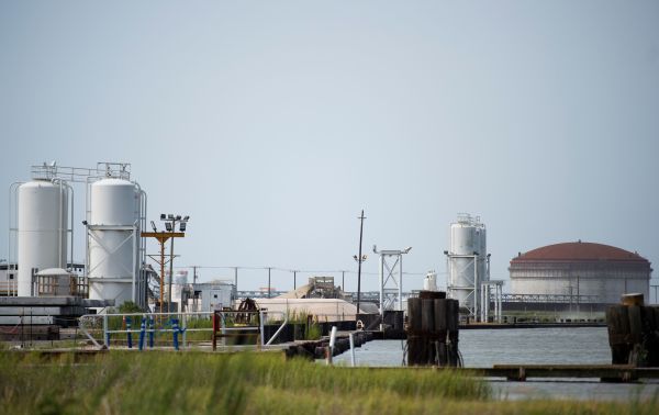 圖為2020 年 8 月 26 日，美國路易斯安那州卡梅倫（Cameron）的一座液化天然氣加工廠。（圖片來源：ANDREW CABALLERO-REYNOLDS/AFP via Getty Images）
