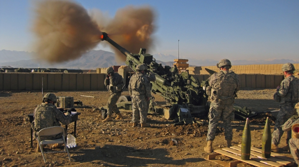 美国M777轻型牵引榴弹炮在美军第10山地师服役，以支持当时在阿富汗查尔赫区洛加尔省展开的持久自由行动。