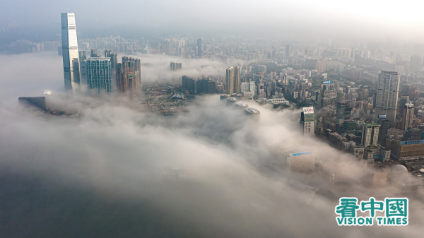 香港維多利亞港被濃霧籠罩。（圖片來源：龐大衛/看中國）