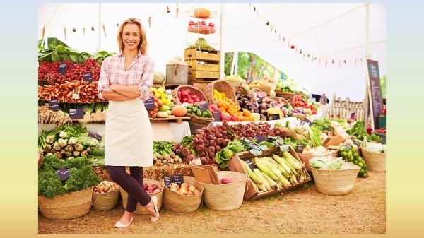 市場蔬菜水果攤前的女人