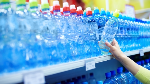市售瓶装水有93％的样本内皆检出微小塑胶纤维或颗粒。