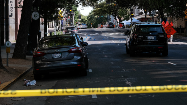 警方在加利福尼亞州薩克拉門托市發生大規模槍擊事件的第10街和L街拐角處進行現場調查。