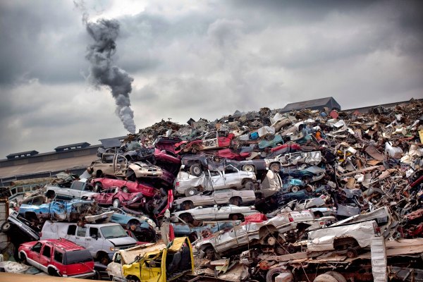 圖為2012 年 2 月 7 日，美國著名的鐵鏽帶地區之一，俄亥俄州揚斯敦（Youngstown）的一個巨大的廢品場的場景。這裡過去曾經屬於美國最繁忙的鋼鐵企業帶。（圖片來源：Benjamin Lowy/Getty Images）