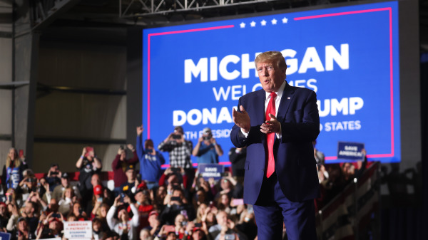 前美国总统唐纳德．川普（特朗普）（Donald Trump）参加了在密歇根州举行的集会，倡导他的“美国优先”议程，并表达他对密歇根州几位共和党候选人的支持。