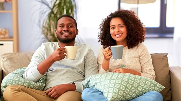 一對夫妻在客廳喝茶或咖啡