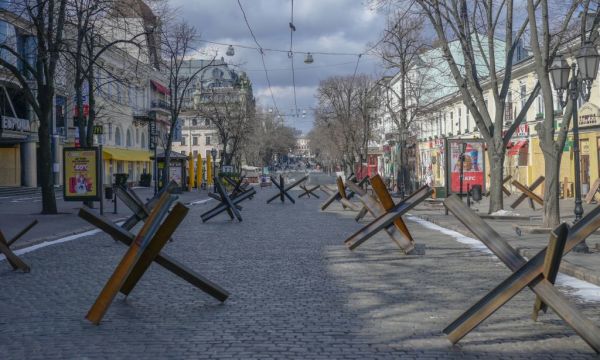 这张拍摄于2022年3月13日的照片显示，在乌克兰敖德萨的一条街道上摆满了反坦克障碍物。