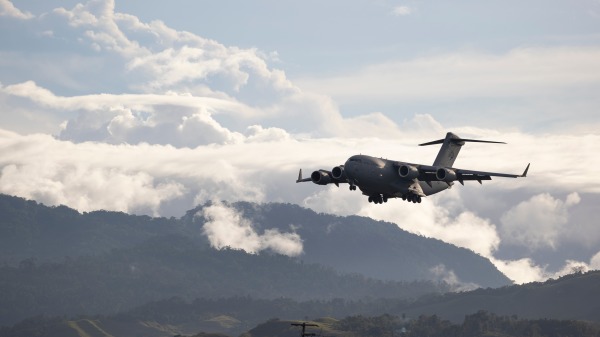 2021年11月30日一架澳洲亚皇家空军的C-17环球霸王III运输机，准备在所罗门群岛的霍尼亚拉国际机场降落，协助维和努力。当时该到过的民众要求亲共的总理索加瓦雷辞职。