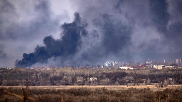 在遭受入侵的俄羅斯軍隊襲擊了其燃料儲存設施後，烏克蘭東部頓巴斯地區的魯比日內（Rubizhne）鎮上空升起濃煙。