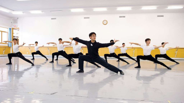 飛天藝術學院師生在訓練室中練習舞蹈。