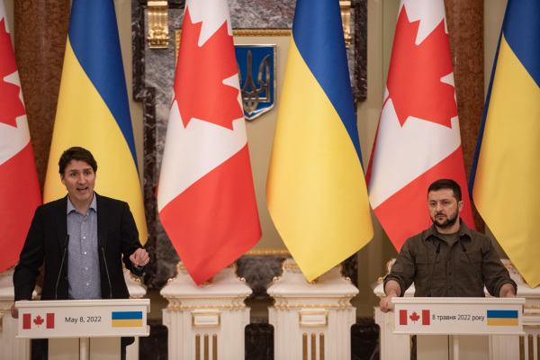 2022年5月8日，乌克兰总统泽连斯基（右）和加拿大总理特鲁多在基辅举行联合新闻发布会。