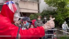 上海市民集體抗议现场给警察普法“硬隔离违法”(图)