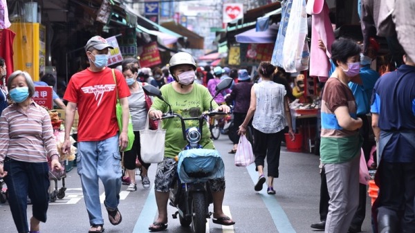 疫情下的台湾民众逛市场