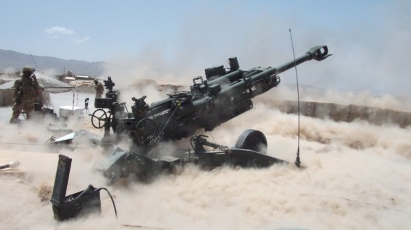 美国陆军第2-8野战炮兵团阿尔法炮台第3榴弹炮分队的士兵，在阿富汗扎布尔省的发射M777。