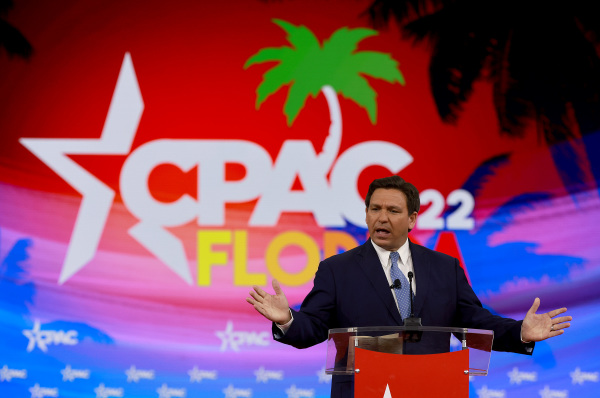 图为2022 年 2 月 24 日，美国佛罗里达州州长罗恩・德桑蒂斯（Ron DeSantis）在佛州举行的美国保守派政治行动大会 （CPAC）上发表讲话。（图片来源：Joe Raedle/Getty Images）