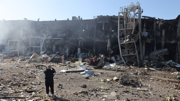 图为2022 年 5 月 10 日，乌克兰黑海城市敖德萨（Odesa），在 2022 年 5 月 9 日晚遭受多枚俄罗斯导弹袭击后被摧毁的一个大型购物和娱乐中心的现场，图片中心可以看到导弹的残骸。