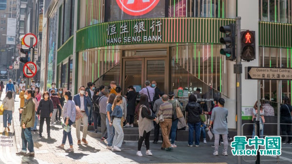 香港市民在銀行門外排隊輪候。（圖片來源：龐大衛/看中國）