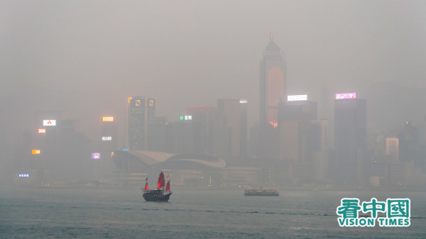 霧霾籠罩的維多利亞港（攝影：龐大衛/看中國）