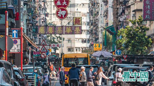 8月12日港府公佈2022年年中人口數字，一年間香港人口劇減12萬。圖為香港街景。（攝影：龐大衛/看中國）