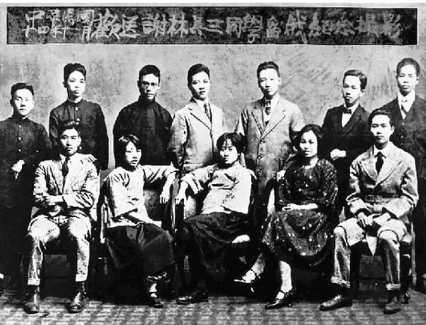 1925年由上海大学派赴莫斯科留学前的谢雪红（前排右二）与林木顺（前排右一）等台共成员在留学前合影。（图片来源：公有领域维基百科）