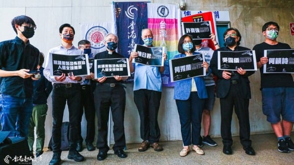 香港邊城青年等民間團體12日在立法院群賢樓前召開 記者會，批評香港警方拘捕陳日君等5名「612人道支 援基金」信託人，是向普世價值宣戰。