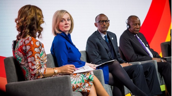  國際貿易大臣特魯斯女士在倫敦舉行的英國-非洲投資峰會上發言。（左二）。（圖片來源DFID-UK Department for International Development,CC BY 2.0）
