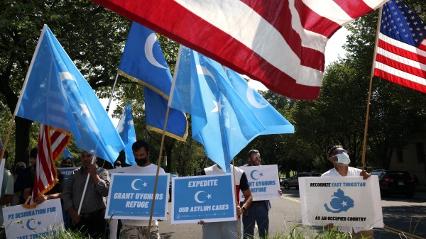 21年9月15日， 逃到美國的維吾爾人在華盛頓國會山前集會，呼籲拜登政府加速審批維族人的難民申請。（圖片來源：Kevin Dietsch/Getty Images）(16:9)