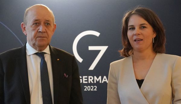 2022年5月13日，德國北部旺格爾斯舉行的G7外長會議期間，德國外長安娜萊娜．貝爾博克（右）迎接法國外長讓-伊夫．勒德里昂。