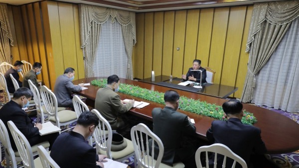 朝鲜COVID-19疫情正在爆炸性飙升，朝鲜领导人金正恩承认建国以来最大动荡