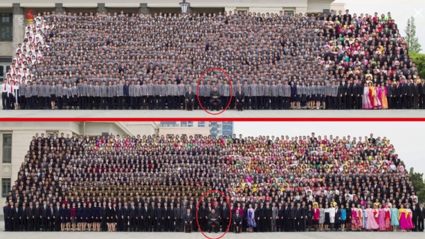 金正恩（红圈处）在超大型合影现场被逾万人包围，但全场看不到半片口罩。