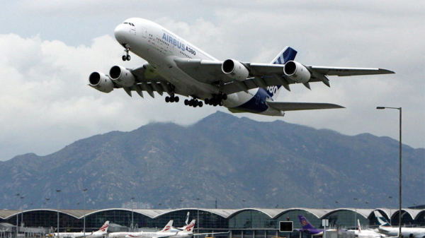 图为飞机离开香港国籍机场。（图片来源：Getty Images）